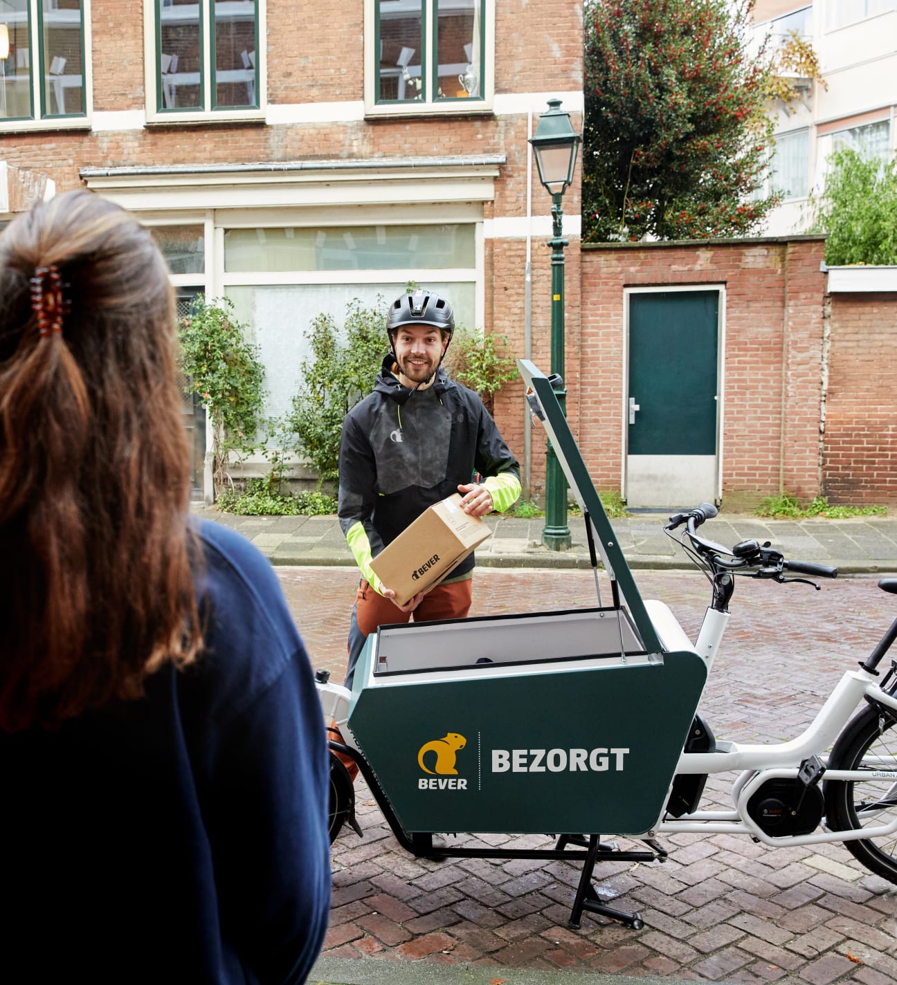 Outdoor shop Bever delivers using a cargo bike Urban Arrow